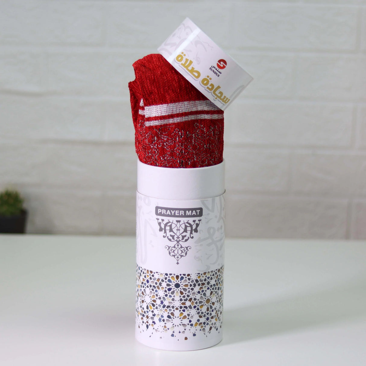 سجادة المدينة في علبة اسطوانية هدايا الحج