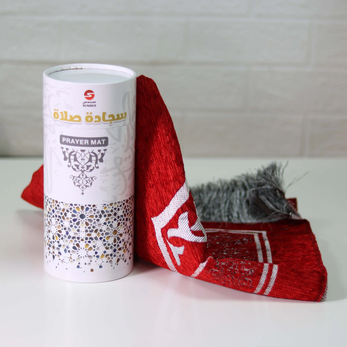 سجادة المدينة في علبة اسطوانية هدايا الحج