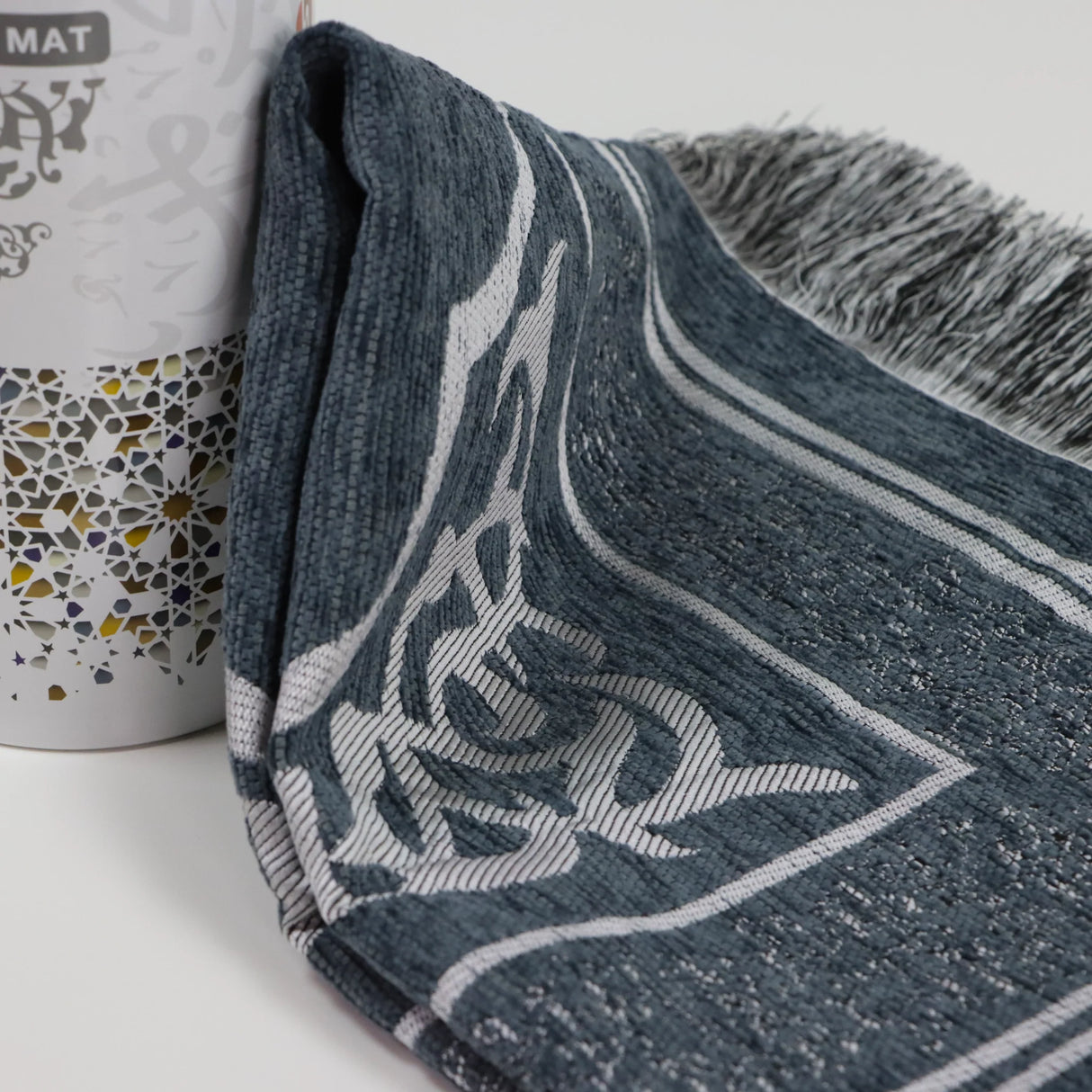 سجادة المدينة في علبة اسطوانية هدايا الحج