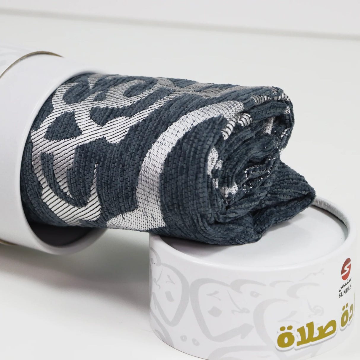 سجادة المدينة في علبة اسطوانية هدايا الحج