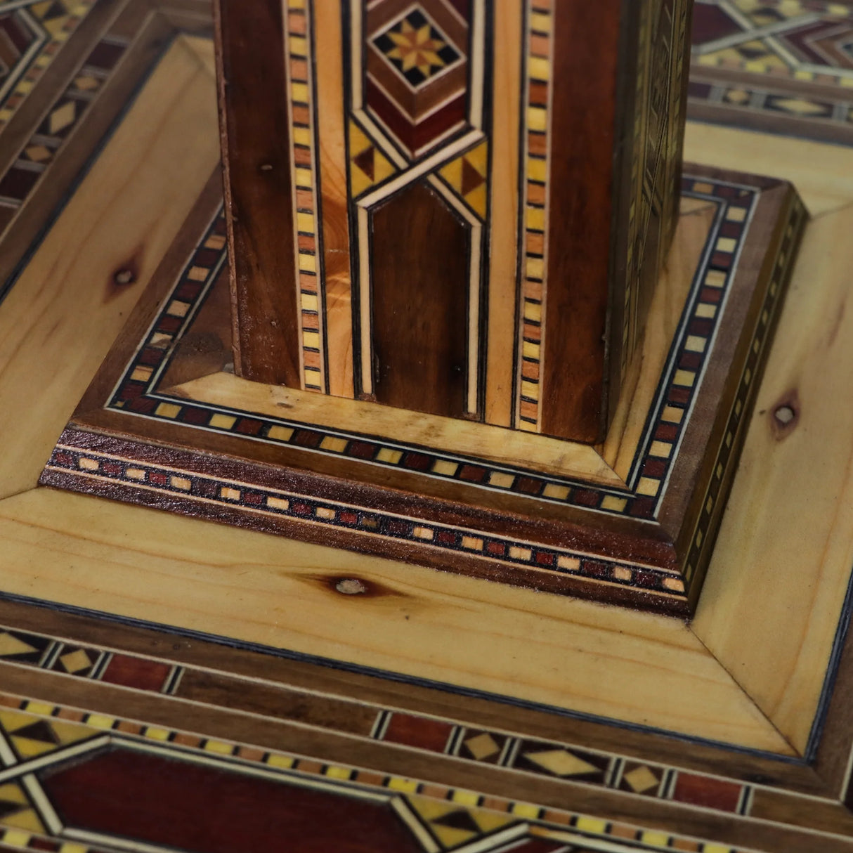 حامل القرآن بالموزايك الدمشقي العريق