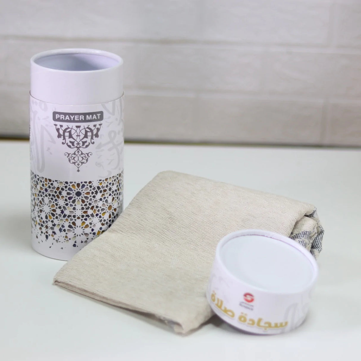 سجادة المدينة في علبة اسطوانية هدايا الحج