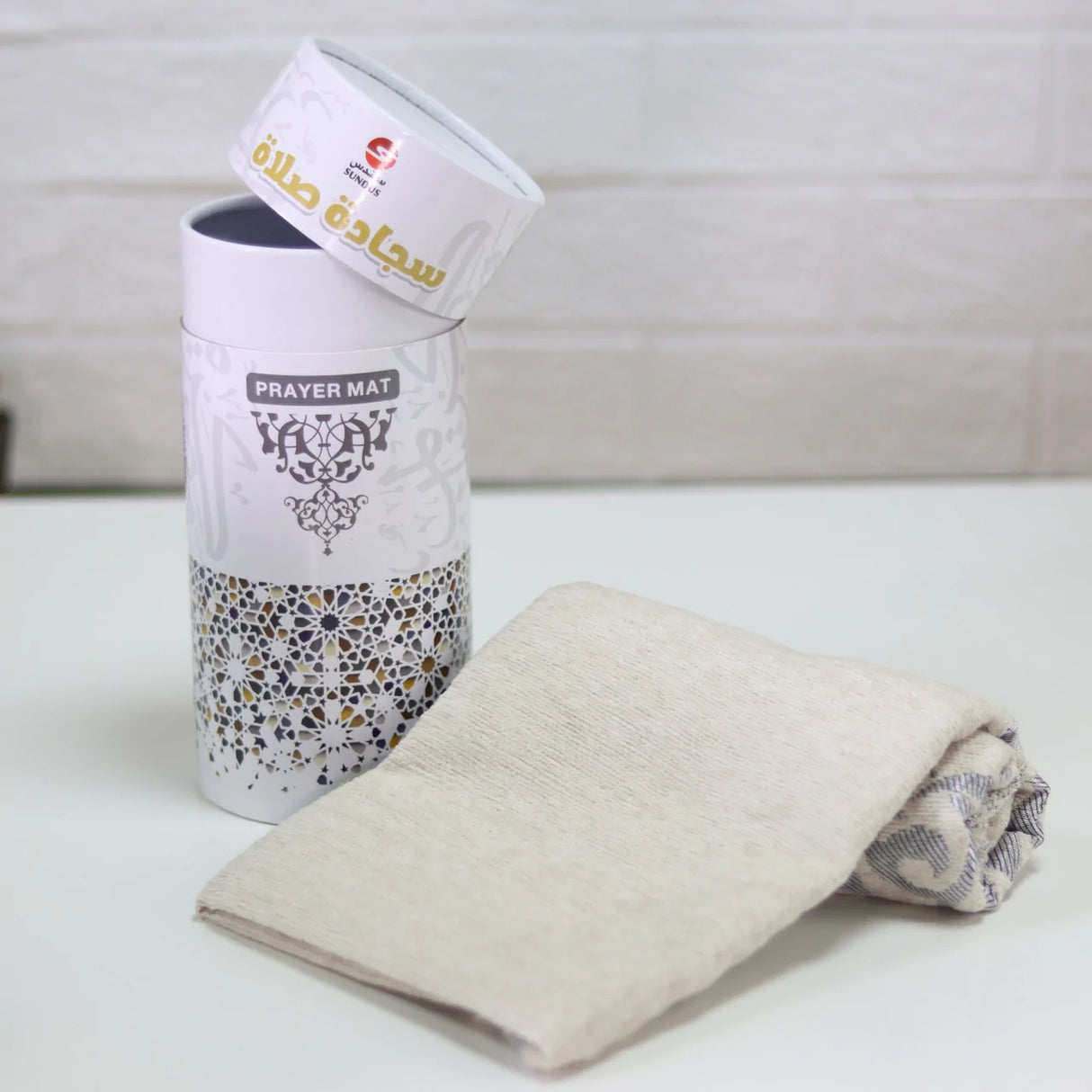 سجادة المدينة في علبة اسطوانية هدايا الحج