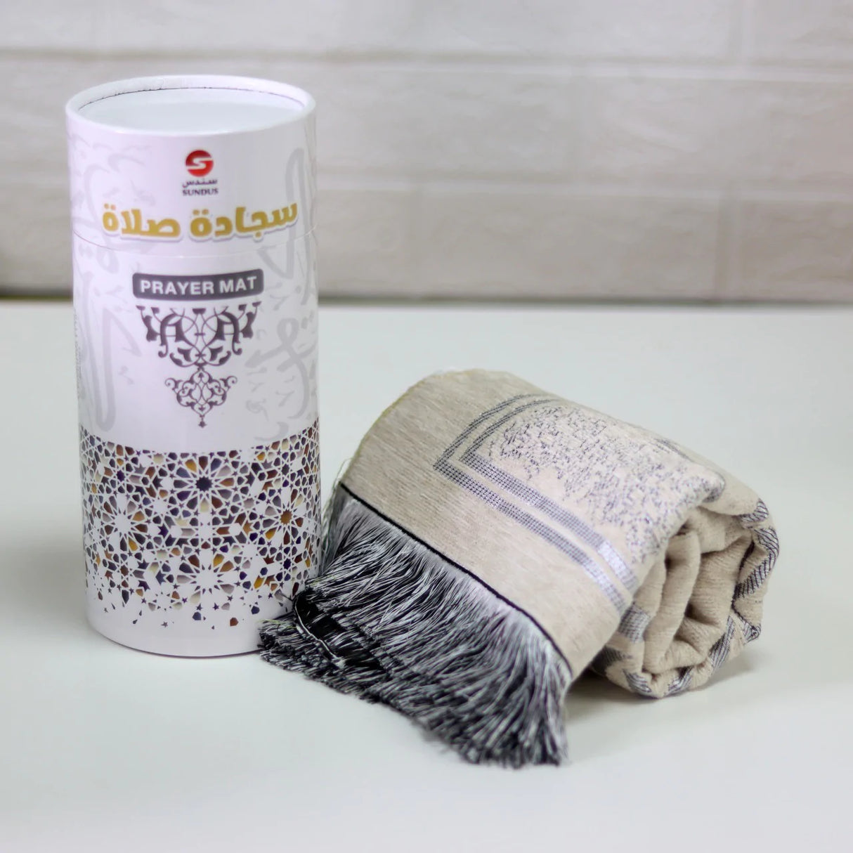سجادة المدينة في علبة اسطوانية هدايا الحج
