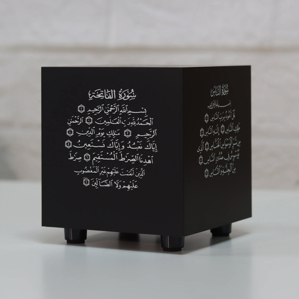 سماعة القرآن الكريم مع نقوش موسيقية 