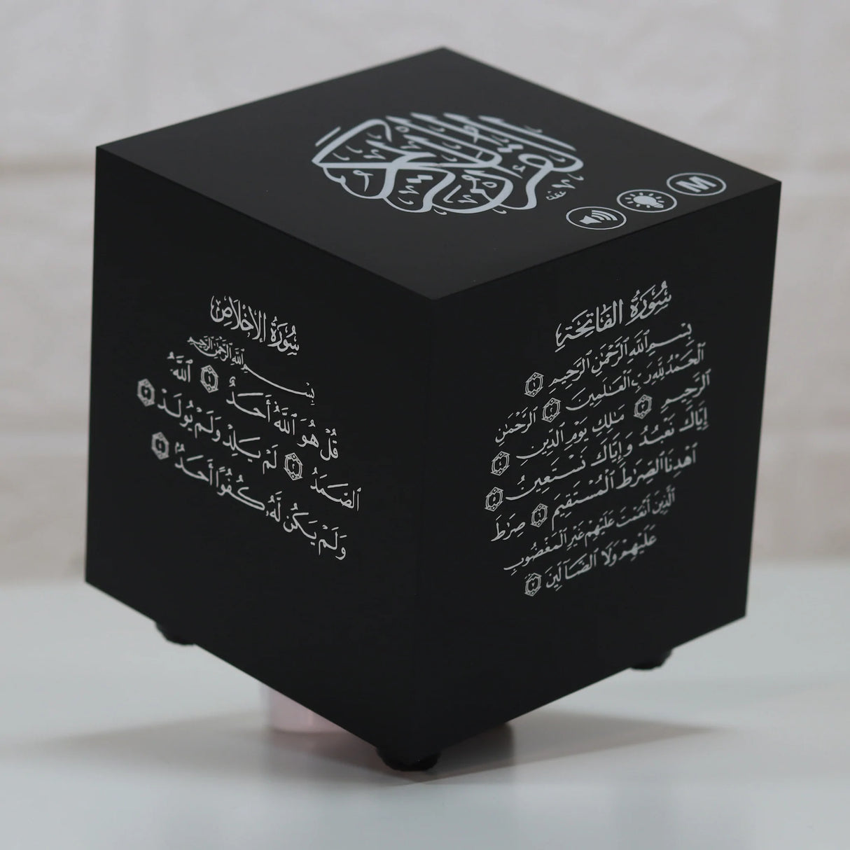 سماعة القرآن الكريم مع نقوش موسيقية 