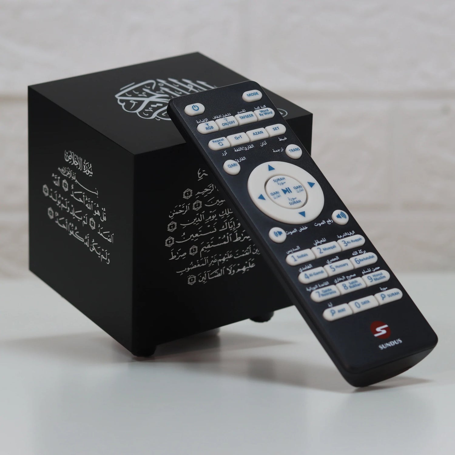 سماعة القرآن الكريم مع نقوش اسلامية  