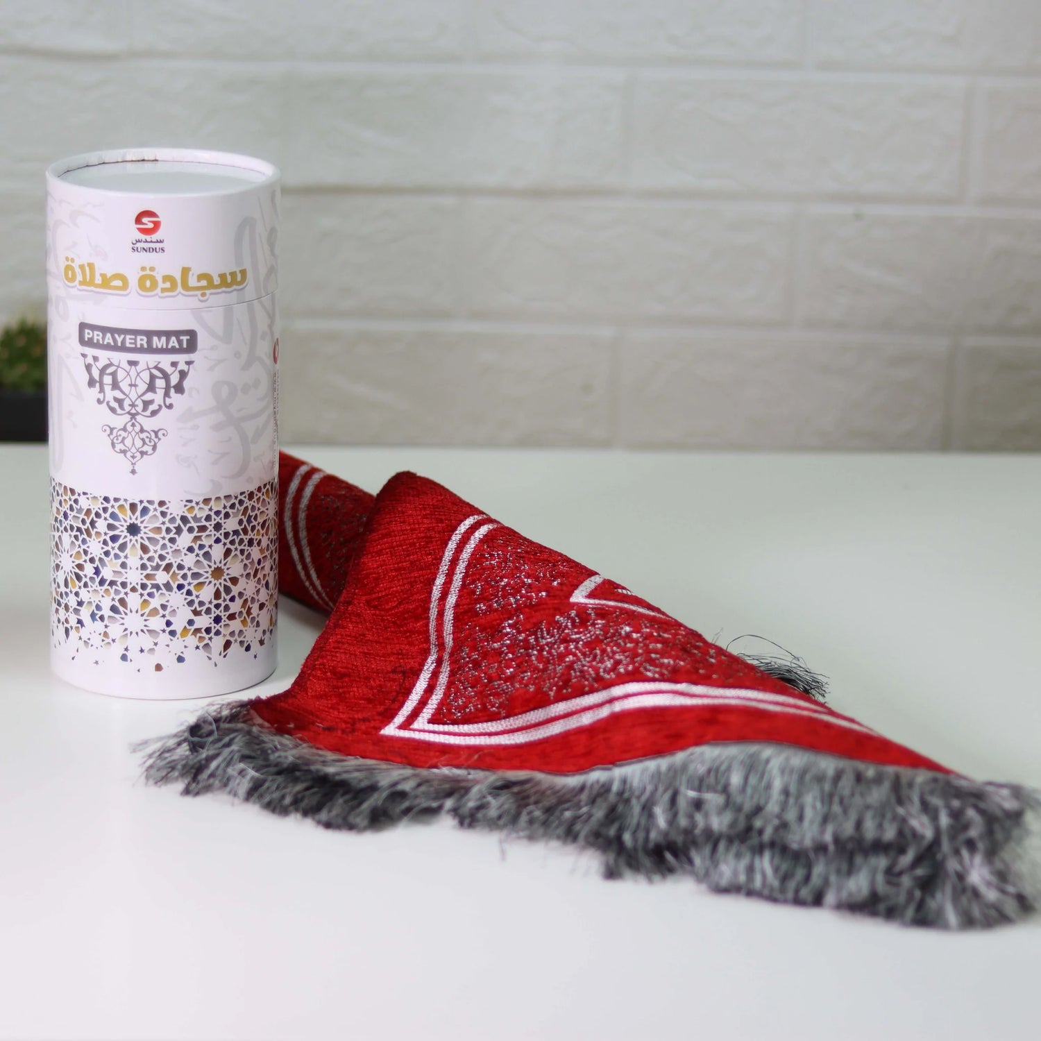 سجادة المدينة في علبة اسطوانية هدايا الحج 