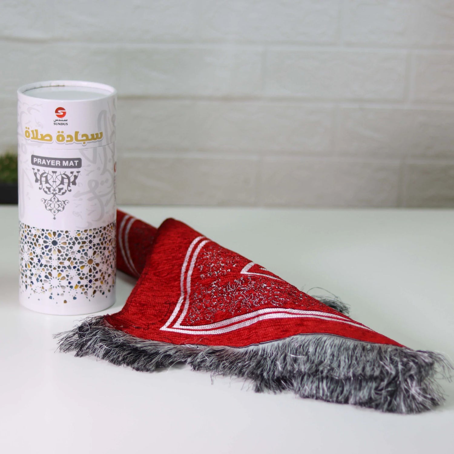 سجادة المدينة في علبة اسطوانية هدايا الحج 