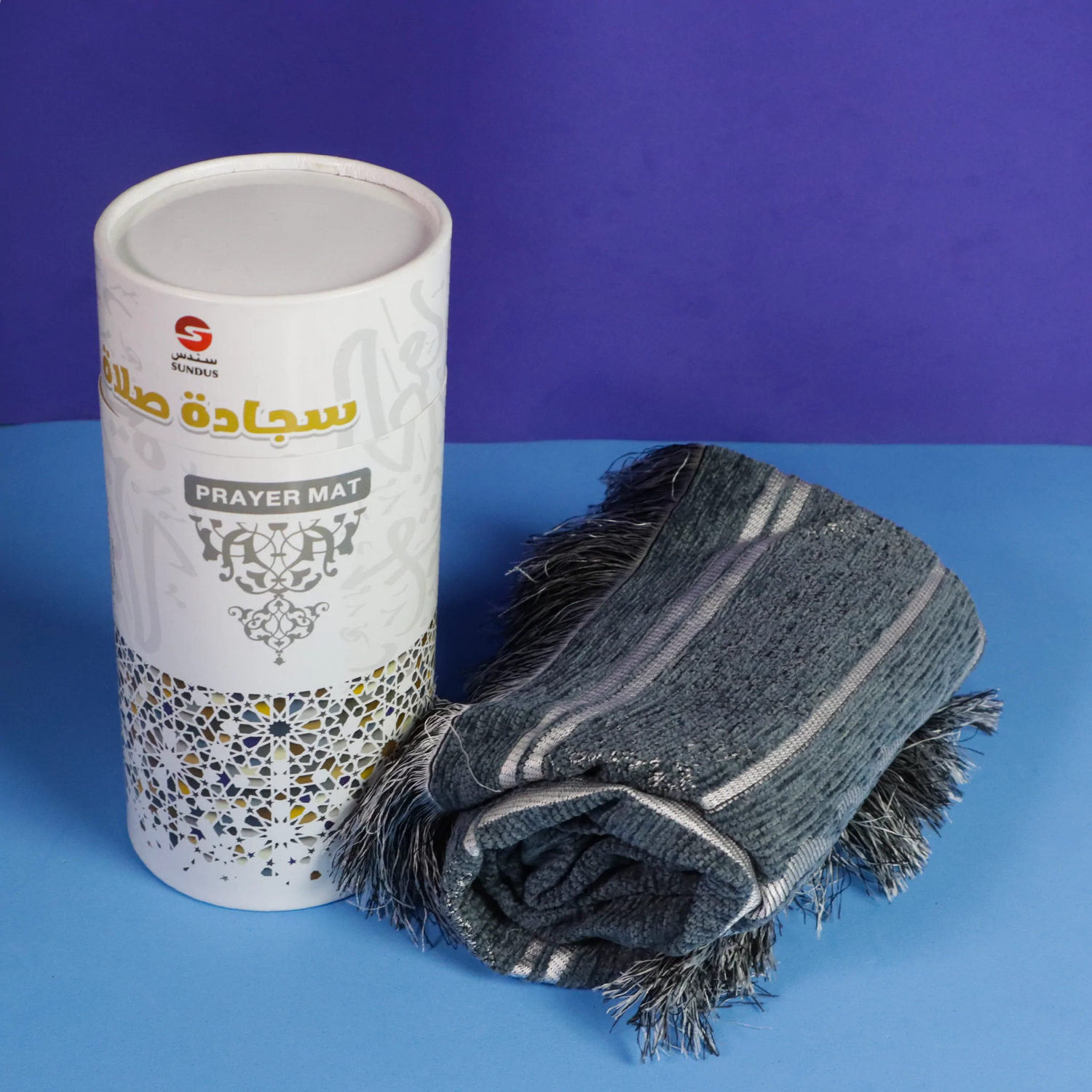 سجادة المدينة في علبة اسطوانية هدايا الحج 