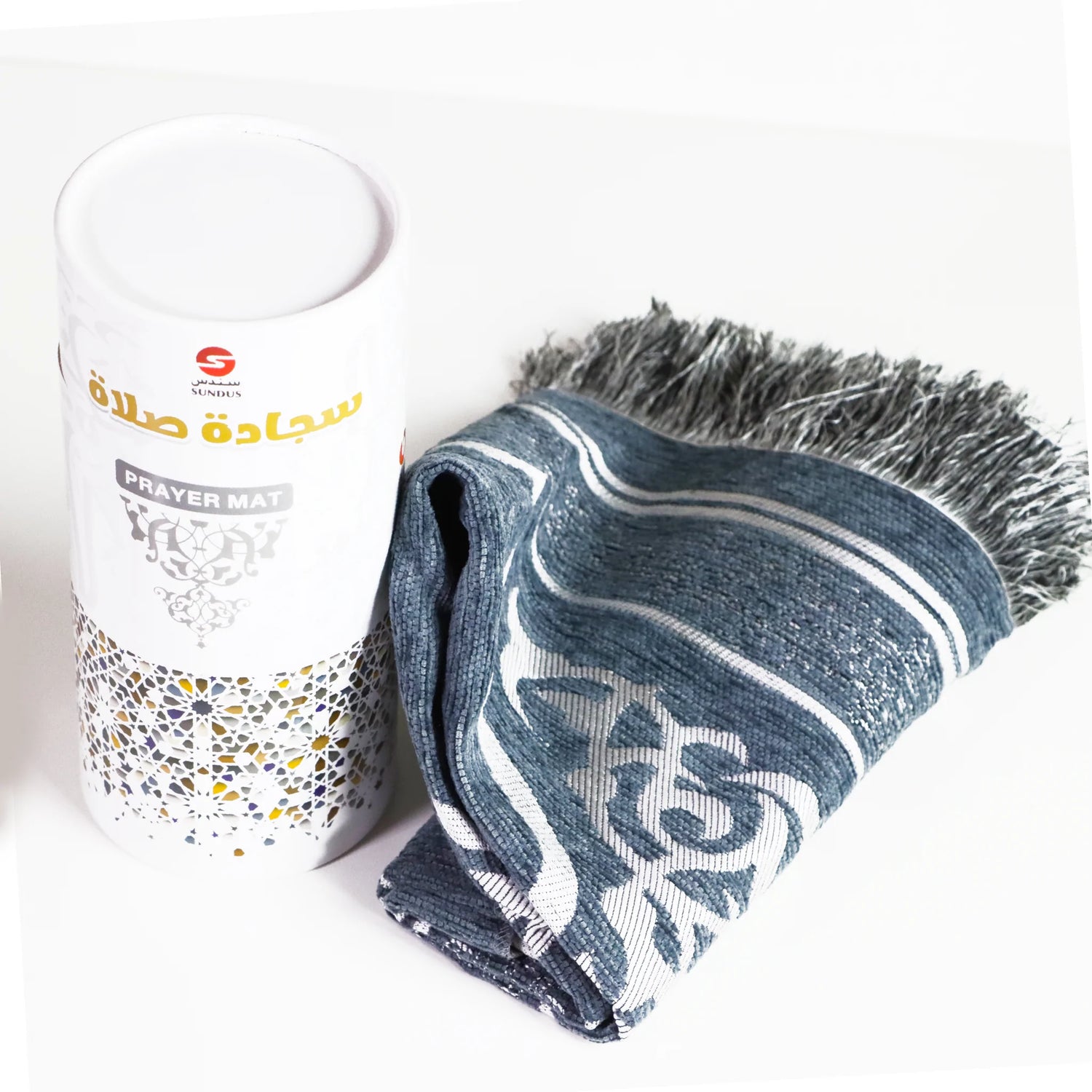 سجادة المدينة في علبة اسطوانية هدايا الحج 