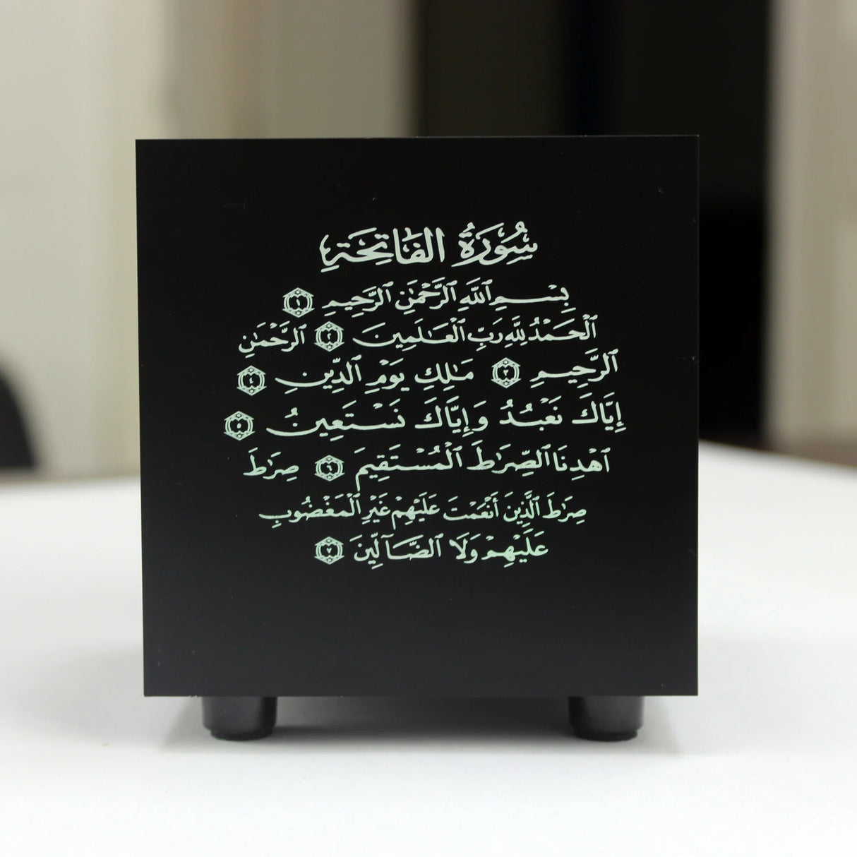 سماعة القرآن الكريم مع نقوش موسيقية 