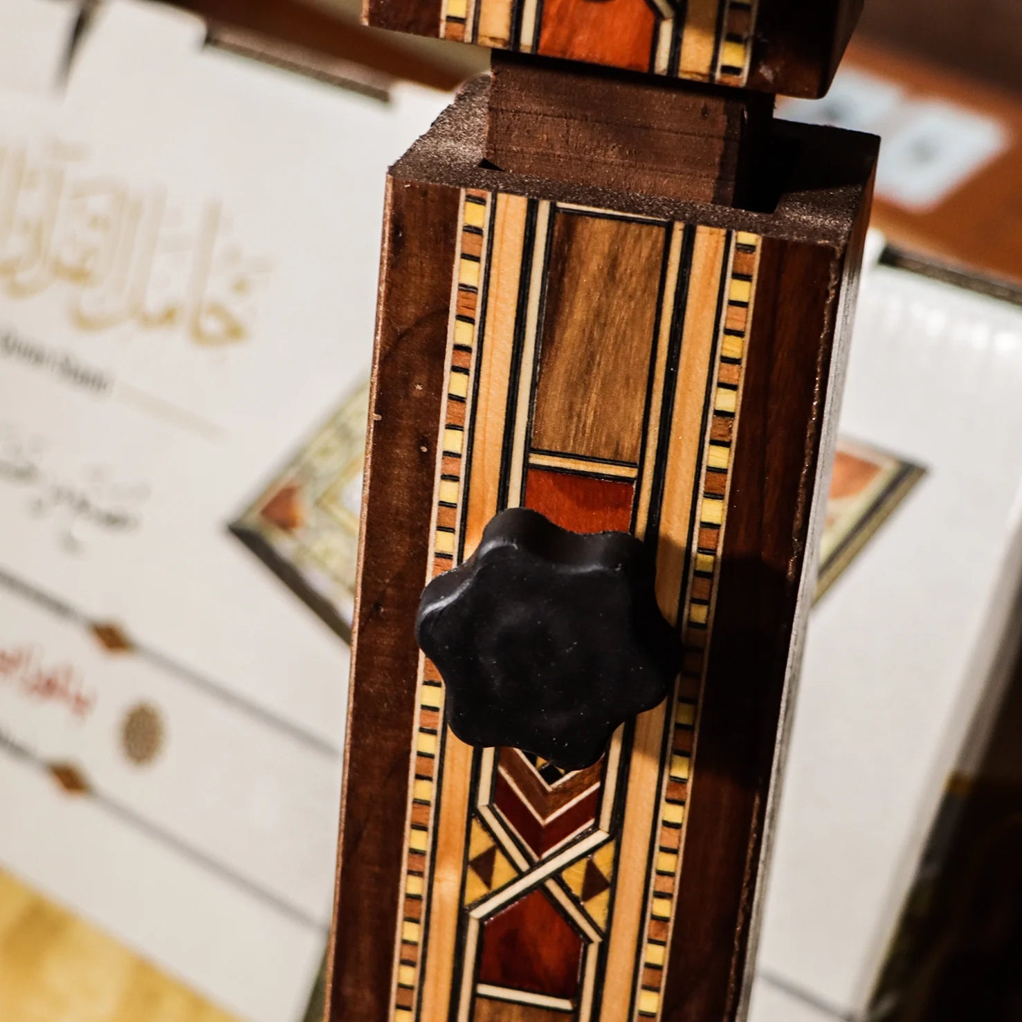 حامل القرآن بالموزايك الدمشقي العريق