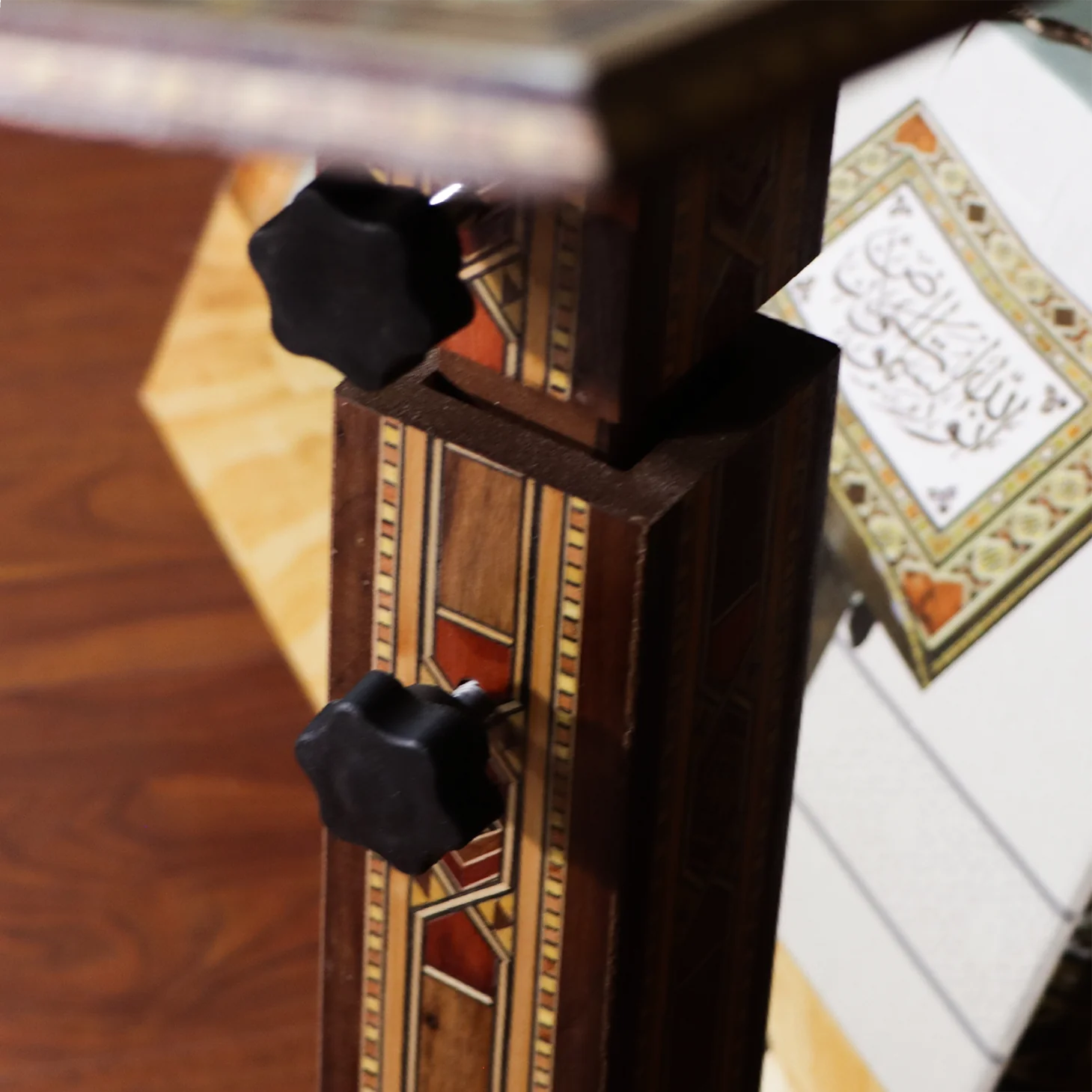 حامل القرآن بالموزايك الدمشقي العريق