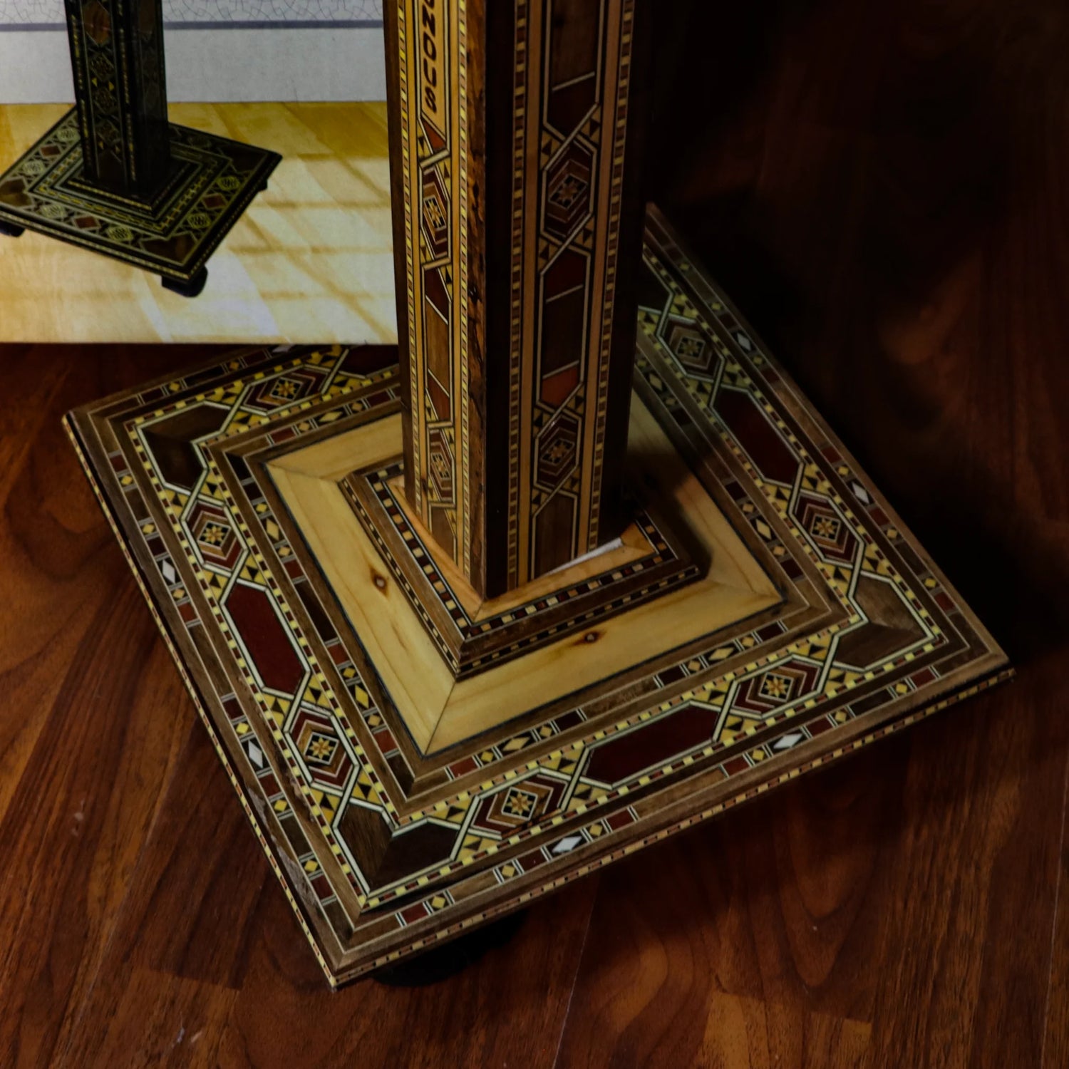 حامل القرآن بالموزايك الدمشقي العريق