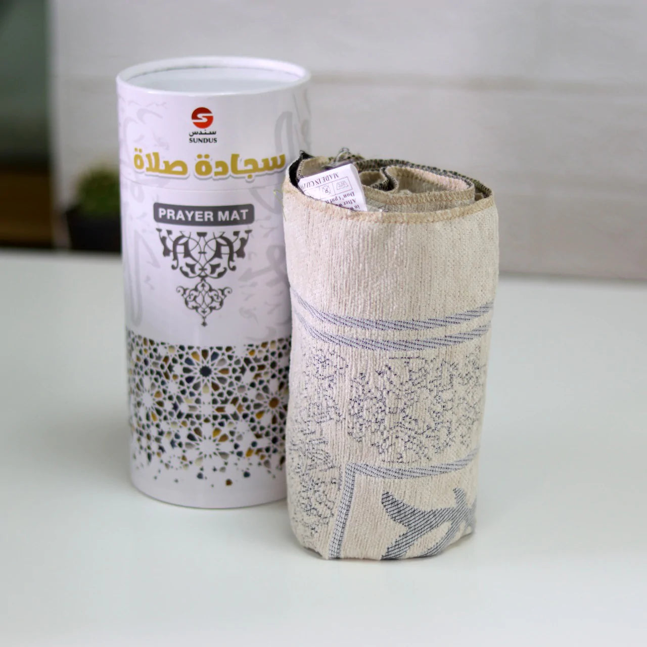 سجادة المدينة في علبة اسطوانية هدايا الحج 