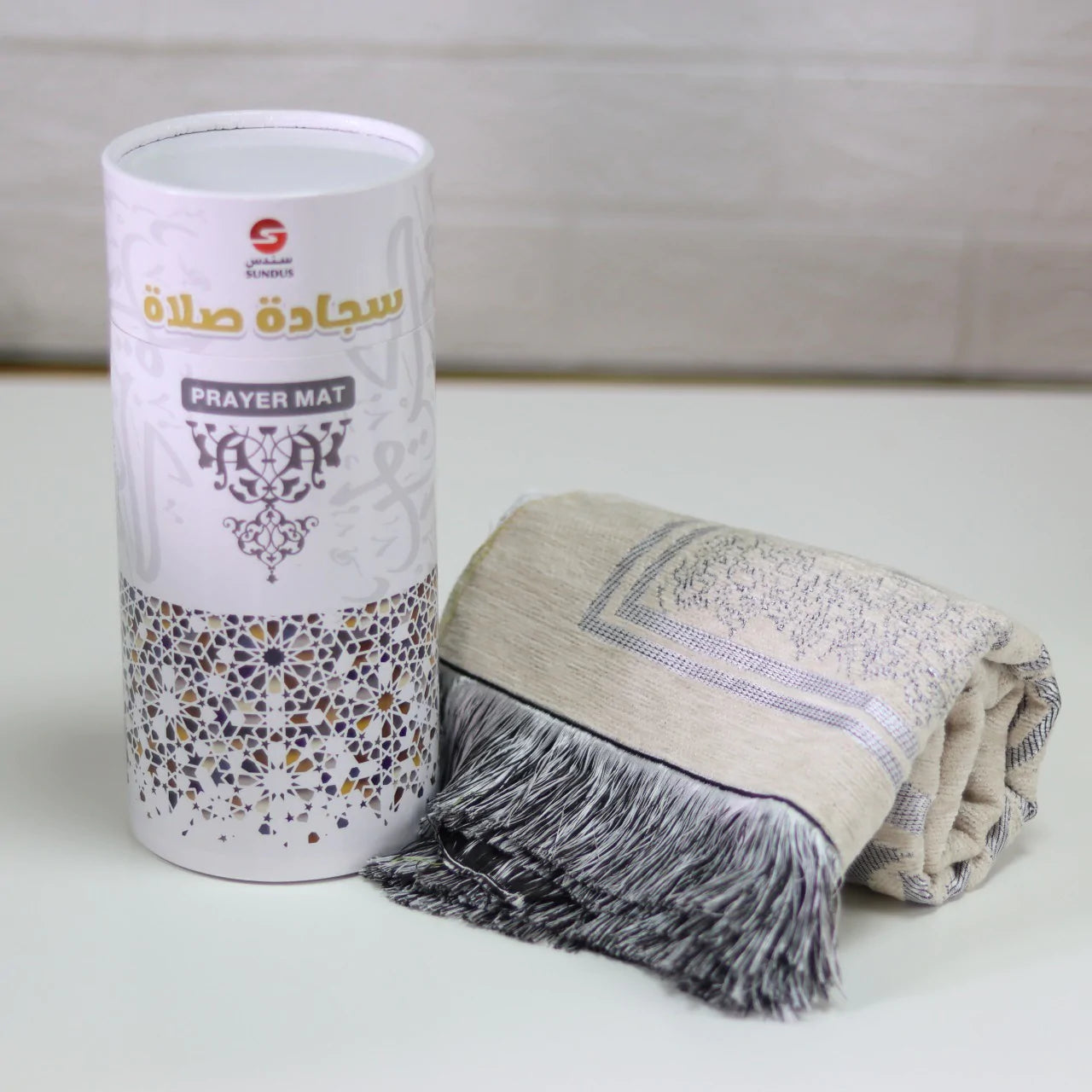 سجادة المدينة في علبة اسطوانية هدايا الحج 