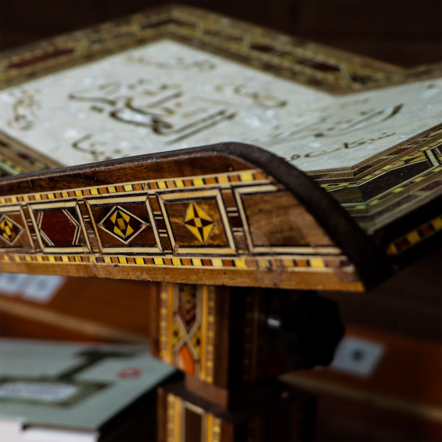 حامل القرآن بالموزايك الدمشقي العريق